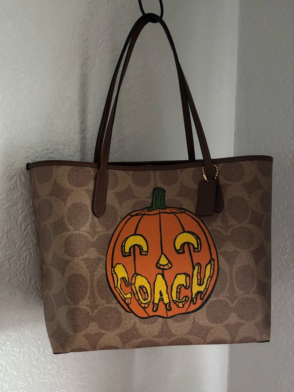 Coach City Tote Bag in Signature Canvas with collectible  Halloween pumpkin NEW